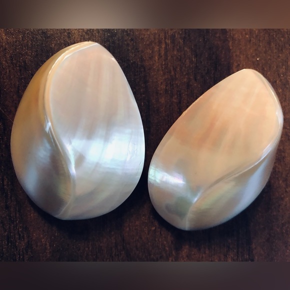 Neiman Marcus VTG 90s Mother of pearl Pierced statement earring lightweight - Picture 7 of 16